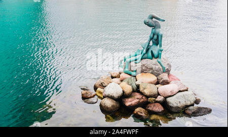 Aliments génétiquement modifiés petite sirène de Copenhague, c'est Bjorn Norgaard's sculpture qui contraste avec la statue de la Petite Sirène. Banque D'Images