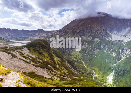 Vue sur Przedni Wielki Staw et Staw, Kozy Wierch dans les nuages dans les montagnes Tatra Banque D'Images