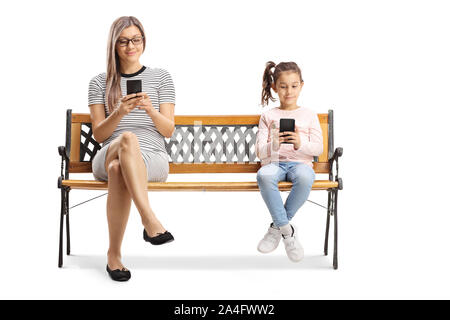 Tourné sur toute la longueur d'une mère et l'enfant assis sur un banc et l'utilisation de téléphones mobiles isolé sur fond blanc Banque D'Images