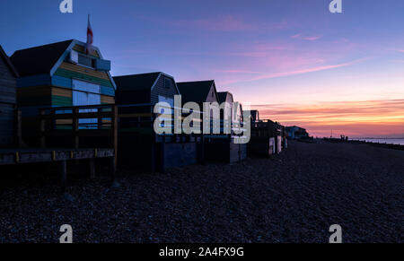 Les cabines de plage de caractère sur la côte nord du Kent à Whitstable. Banque D'Images