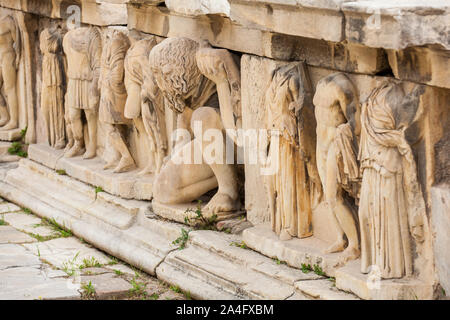 Détail des reliefs qui decorete le théâtre de Dionysos Eleuthereus le grand théâtre à Athènes et considéré comme le premier théâtre du monde whi Banque D'Images