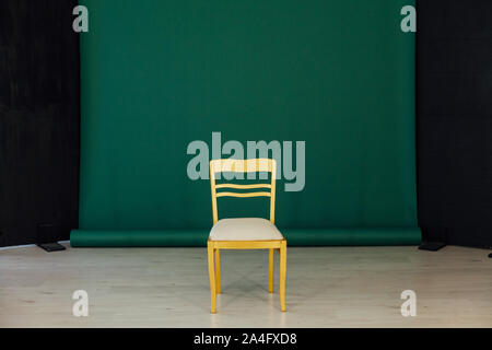 Fond vert noir à l'intérieur de la Chambre et président jaune Banque D'Images