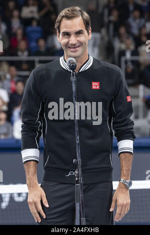 Tokyo, Japon. 14Th Oct, 2019. Roger Federer s'exprime lors de la cérémonie d'ouverture pour l'usure de la vie Tokyo UNIQLO journée caritative à Ariake Coliseum. Joueur de tennis professionnel Roger Federer est l'ambassadeur mondial d'UNIQLO qui a pris part à un événement de bienfaisance dans la région de Tokyo. Federer a annoncé son intention de participer aux Jeux Olympiques de Tokyo 2020. Credit : Rodrigo Reyes Marin/ZUMA/Alamy Fil Live News Banque D'Images