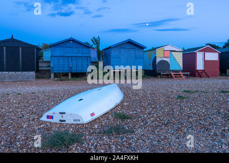 Cabines de plage en bois traditionnel sur la côte nord du Kent à Whitstable. Banque D'Images