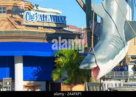 Chez Alcatraz repas décontractés, à pied jusqu'à Bar, Fisherman's Wharf et mâchoires l'attraction, le complexe Universal Studios Orlando, Floride, USA Banque D'Images