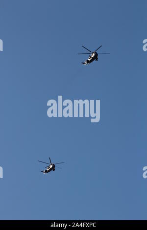 XV656 et ZE422, deux Westland Sea King ASaC7s utilisés par la Royal Navy, survolant Gourock durant l'exercice Joint Warrior 16-2. Banque D'Images