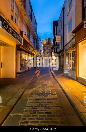 La Cathédrale de Canterbury dans la nuit. La vue de Mercery Lane dans le centre-ville de Canterbury, Kent. Banque D'Images