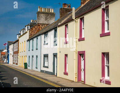 Rangée de seaside cottages traditionnels colorés, Victoria Road, North Berwick, East Lothian, Scotland, UK Banque D'Images