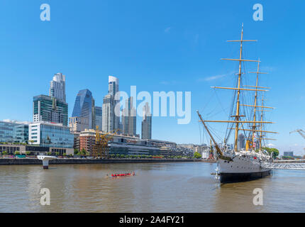 Les rameurs de Puerto Madero en regardant vers le quartier commercial avec bateau musée ARA au premier plan Président Sarmiento, Buenos Aires, Argentine Banque D'Images