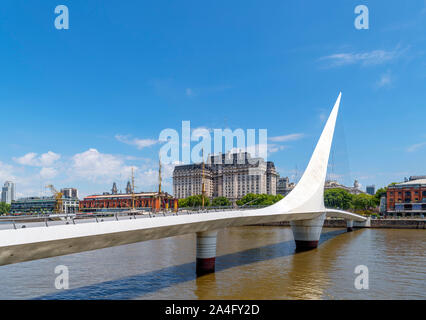 Le Puente de la Mujer à la passerelle vers le centre culturel Kirchner (Centro Cultural Kirchner), Buenos Aires, Argentine Banque D'Images