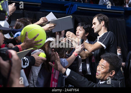 Tokyo, Japon. 14Th Oct, 2019. Roger Federer, signe des autographes pour les fans après avoir terminé l'usure de la vie Tokyo UNIQLO journée caritative à Ariake Coliseum. Joueur de tennis professionnel Roger Federer est l'ambassadeur mondial d'UNIQLO qui a pris part à un événement de bienfaisance dans la région de Tokyo. Federer a annoncé son intention de participer aux Jeux Olympiques de Tokyo 2020. Credit : Rodrigo Reyes Marin/ZUMA/Alamy Fil Live News Banque D'Images