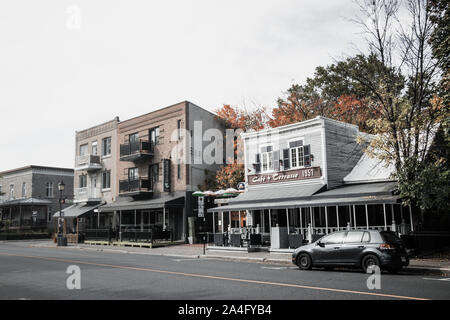 Longueuil, Québec, Canada, octobre 2019 - Street à l'automne à vintage bâtiments et terrasse, pas de personnes. Terrasse de café 1957 Banque D'Images