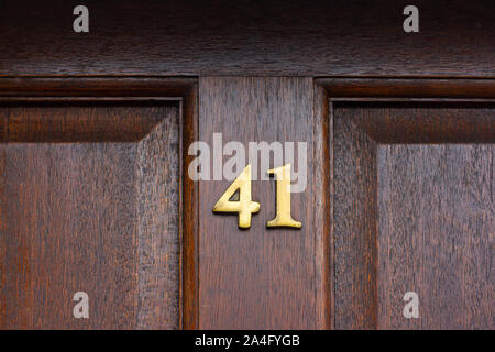 Chambre numéro 41 sur un grain naturel porte en bois Banque D'Images