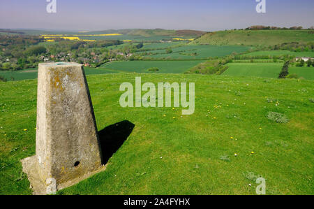 Pilier de triangulation à côté de la Tombe des Géants (250m) surplombant le village d'OARE, dans la vallée de Pewsey, Wiltshire. Banque D'Images