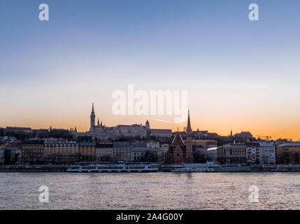 Vue de Budapest pendant le coucher du soleil sur la rivière croisière bateau amarré près du fleuve. Banque D'Images