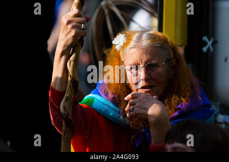 Londres, Royaume-Uni. Un manifestant est assis sur le sol à Oxford Circus, Londres est à l'arrêt pendant la rébellion de l'extinction de protestation. Banque D'Images