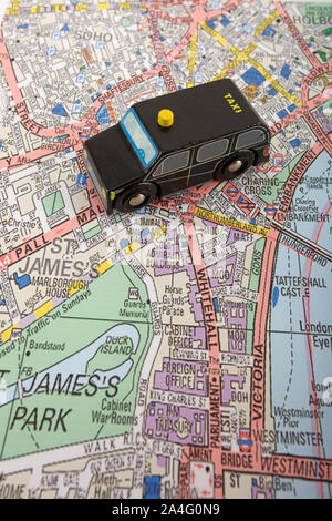 Toy taxi cab sur la carte de London, England Banque D'Images