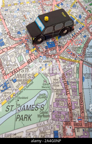 Toy taxi cab sur plan de west end de Londres, Angleterre Banque D'Images