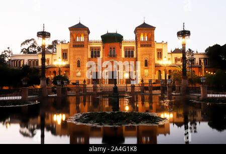 Musée des Arts de Séville, Espagne -Pavillon Mudéjar en parc Maria Luisa. Banque D'Images