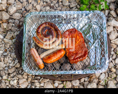 La Pollution,Grill pique-nique barbecue à usage unique Banque D'Images