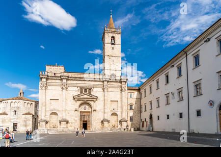 La Cathédrale de Saint Emidio et le Baptistère de San Giovanni en Place Arringo de Ascoli Piceno, Italie. Place Arringo est la plus ancienne place monumentale de la ville Banque D'Images