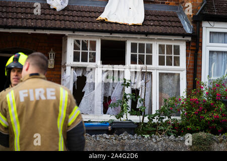 Pompiers en face d'une maison endommagée sur Foxley Gardens après une grande explosion de gaz dans une propriété mitoyenne. La chambre est résident, connu lo Banque D'Images