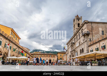Vue de la place du Peuple à Ascoli Piceno en Italie. La Piazza del popolo est la place principale de Ascoli Piceno Banque D'Images