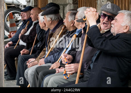 Les hommes se rassemblent dans la matinée sur la place principale de Metsovo. Metsovo, une ville de l'Épire, dans les montagnes du Pinde, en Grèce du Nord, est un grand centre régional pour plusieurs petits villages et villes, de l'économie dominée par l'agriculture et le tourisme. Banque D'Images