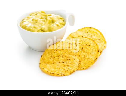 Croustilles de maïs ronde et avocat trempette. Croustilles de maïs jaune et de guacamole en bol isolé sur fond blanc. Banque D'Images