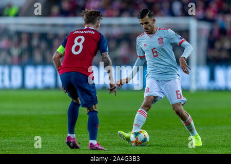 12 octobre 2019 Stefan Johansen (Norvège) défis Daniel Ceballos de l'Espagne de la balle pendant l'UEFA Euro 2020 qualification du groupe F de la Norvège contre l'Espagne à l'Ullevaal Stadion d'Oslo, Norway : Nigel Waldron/Alamy Live News Banque D'Images