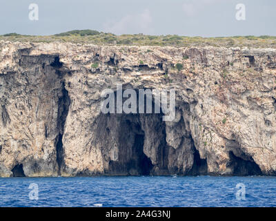 Une immense grotte, rugueux en Grèce mer Méditerranée littoral par temps calme, Péloponnèse, Grèce Banque D'Images