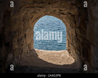 Ouverture de la fenêtre ouverte du château avec une vue sur la mer calme Banque D'Images