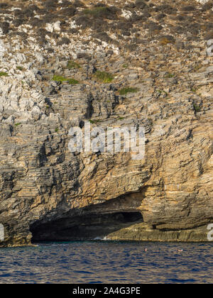 Portes de l'enfer cave rock rugueux caverneux Péloponnèse en Grèce mer Méditerranée littoral par temps calme Banque D'Images