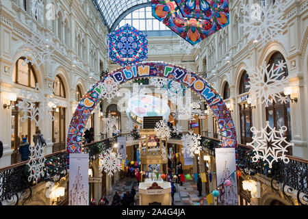 Moscou, Fédération de Russie - 28.12. 2018 : le Nouvel An et Noël Décoration d'intérieur du grand magasin GUM sur la Place Rouge à Moscou. State Departme Banque D'Images