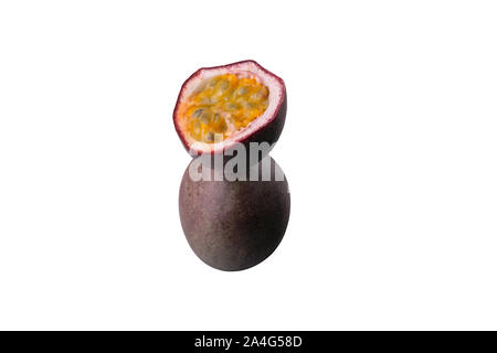 La moitié des fruits de la passion en tranches en équilibre sur un ensemble de fruits de la passion isolé sur fond blanc Banque D'Images