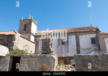 Le cap Espichel près de Sesimbra, Portugal - 8 août 2018 : des détails architecturaux du Cap Espichel sanctuaire sur une journée d'été. L'église baroque est bui Banque D'Images