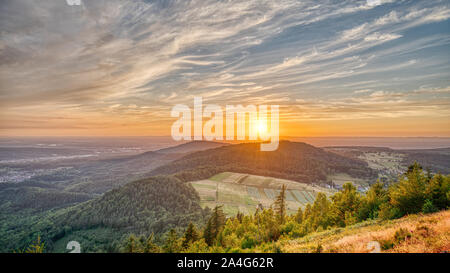 Magnifique coucher de soleil sur les montagnes Banque D'Images