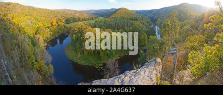 Parc national Thayatal vue panoramique à l'automne, avec la rivière Thaya ox bow entouré par une forêt naturelle à l'Autriche et de la frontière tchèque. Banque D'Images