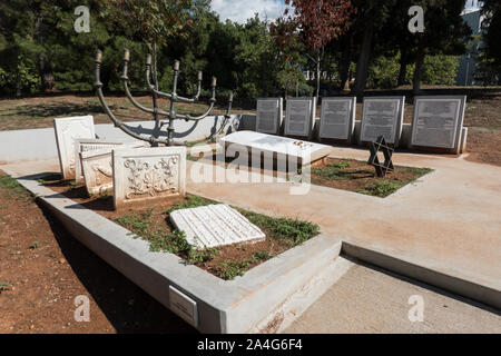 Un monument situé sur les terrains de l'Université Aristote de Thessalonique, érigé en 2014, commémore l'ancien cimetière juif détruit par les forces d'occupation allemande nazie en 1942. Le cimetière a été soupçonné d'avoir servi la communauté juive de la ville pendant des siècles et d'avoir abrité plus de 300 000 tombes. Banque D'Images