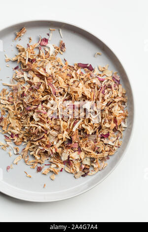 Oignons secs sur la plaque Banque D'Images