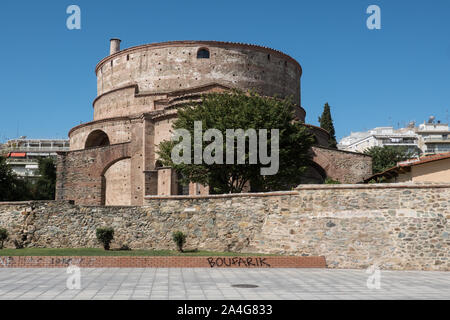 La rotonde, une structure cylindrique construit en 306 AD à l'ordre de l'empereur romain galère, qui a été pensé pour avoir l'intention pour être son mausolée. Il est également connu sous le nom de l'Église grecque orthodoxe d'Agios Georgios. La Rotonde a un diamètre de 24,5 mètres. Ses murs sont de plus de 6 mètres d'épaisseur, c'est pourquoi il a résisté aux tremblements de Thessalonique. Thessaloniki, Thessalonique ou Salonique, Salonique, est la deuxième plus grande ville de Grèce, avec plus de 1 millions d'habitants dans sa zone métropolitaine, la capitale de la région géographique de Macédoine est situé sur le golfe Thermaïque au nort Banque D'Images