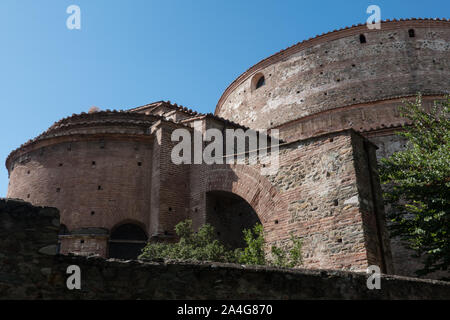 La rotonde, une structure cylindrique construit en 306 AD à l'ordre de l'empereur romain galère, qui a été pensé pour avoir l'intention pour être son mausolée. Il est également connu sous le nom de l'Église grecque orthodoxe d'Agios Georgios. La Rotonde a un diamètre de 24,5 mètres. Ses murs sont de plus de 6 mètres d'épaisseur, c'est pourquoi il a résisté aux tremblements de Thessalonique. Thessaloniki, Thessalonique ou Salonique, Salonique, est la deuxième plus grande ville de Grèce, avec plus de 1 millions d'habitants dans sa zone métropolitaine, la capitale de la région géographique de Macédoine est situé sur le golfe Thermaïque au nort Banque D'Images