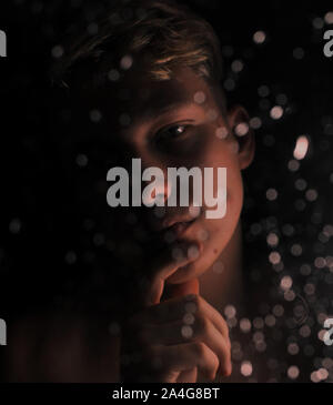 Aman, comité permanent rouge begind gouttes d'eau. Banque D'Images