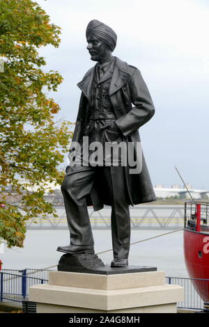 Une statue d'éminents Bataille d'Angleterre, chef d'Escadron pilote de chasse par Pujji Mahinder Singh Douglas Jennings, sculpteur à Gravesend. Banque D'Images