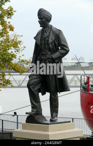 Une statue d'éminents Bataille d'Angleterre, chef d'Escadron pilote de chasse par Pujji Mahinder Singh Douglas Jennings, sculpteur à Gravesend. Banque D'Images