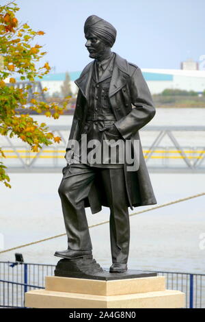 Une statue d'éminents Bataille d'Angleterre, chef d'Escadron pilote de chasse par Pujji Mahinder Singh Douglas Jennings, sculpteur à Gravesend. Banque D'Images