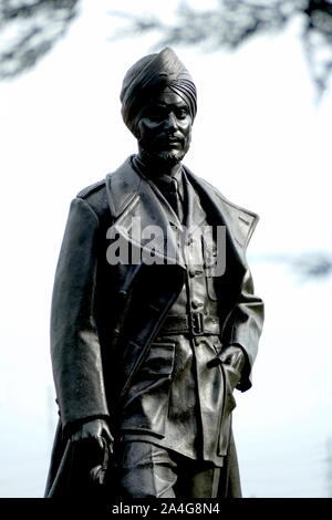 Une statue d'éminents Bataille d'Angleterre, chef d'Escadron pilote de chasse par Pujji Mahinder Singh Douglas Jennings, sculpteur à Gravesend. Banque D'Images