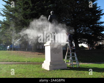Une statue d'éminents Bataille d'Angleterre, chef d'Escadron pilote de chasse par Pujji Mahinder Singh Douglas Jennings, sculpteur à Gravesend. Banque D'Images