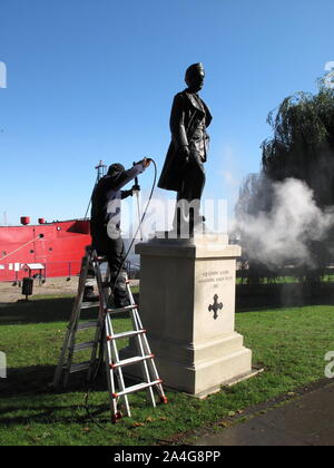 Une statue d'éminents Bataille d'Angleterre, chef d'Escadron pilote de chasse par Pujji Mahinder Singh Douglas Jennings, sculpteur à Gravesend. Banque D'Images