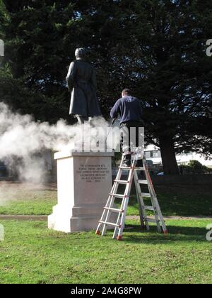 Une statue d'éminents Bataille d'Angleterre, chef d'Escadron pilote de chasse par Pujji Mahinder Singh Douglas Jennings, sculpteur à Gravesend. Banque D'Images